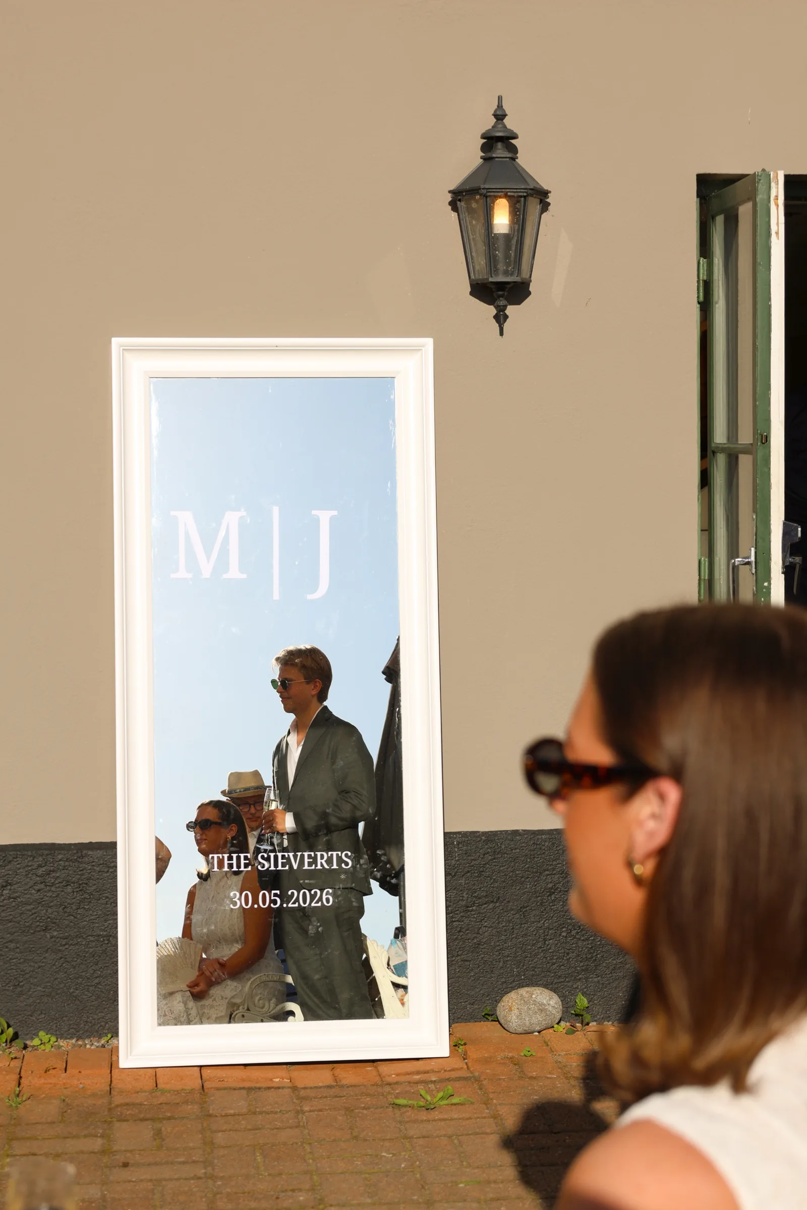 Spegel med monogrammet M och J och texten The Sieverts 30.05.2026